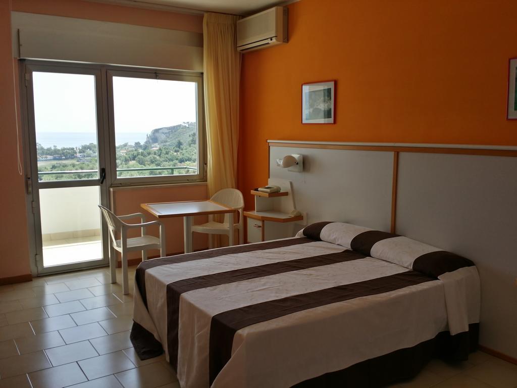 Centro Di Soggiorno Il Belvedere Vieste Room photo
